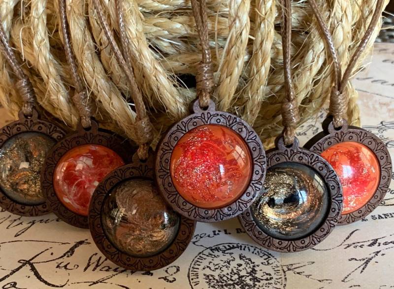 Galaxy Holz Glas Amulett Medaillon Halskette Anhänger Handgefertigte Magie Hexen Zauberer Larp Kostüm Cosplay Handmade Schmuck Handbemalt von LillyMaeDesign