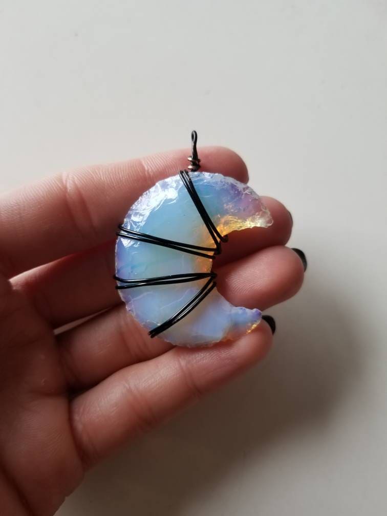 Opal Stein Halbmond Anhänger Halskette von LillyMoonShop