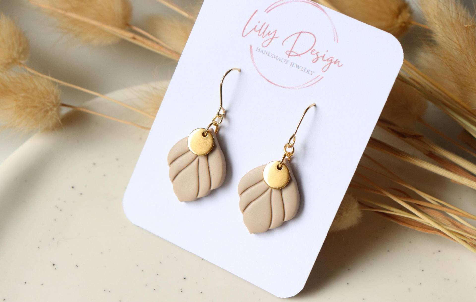 Beige Hängeohrringe Mit Messing, Minimalist Handgemachte Polymer Clay Ohrringe von LillydesignDE