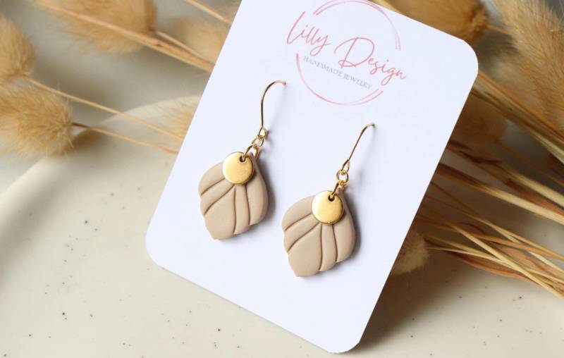 Beige Hängeohrringe Mit Messing, Minimalist Handgemachte Polymer Clay Ohrringe von LillydesignDE