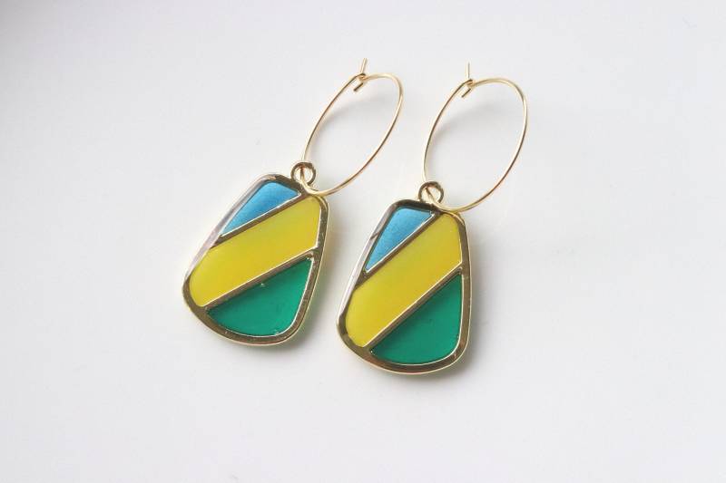 Blau, Gelb Und Grün Ohrringe, Buntglas Effekt, Epoxidharz, Creole von LillydesignDE