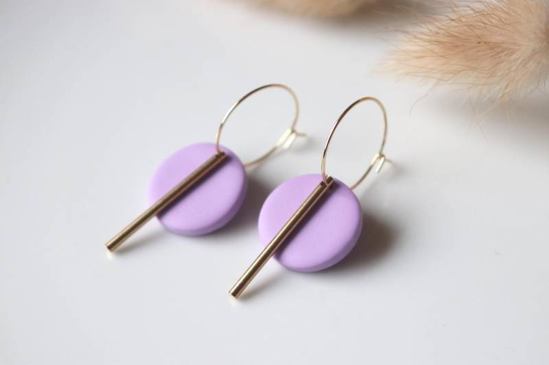 Lila Polymer Clay Mit Messing Ohrringe, Creolen Handgemachte Statement Ohrringe von LillydesignDE