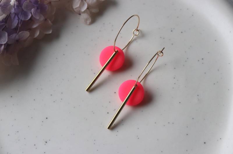 Neon Pink Polymer Clay Mit Messing, Ohrringe, Creole, Handgemachte Statement Ohrringe von LillydesignDE