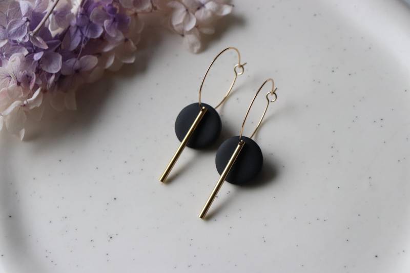 Schwarz Polymer Clay Mit Messing, Ohrringe, Creole, Handgemachte Statement Ohrringe von LillydesignDE