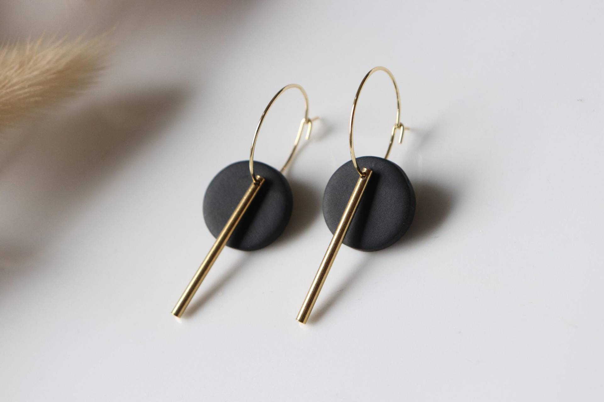 Schwarze Polymer Clay Mit Messing Ohrringe, Creolen Handgemachte Statement Ohrringe von LillydesignDE