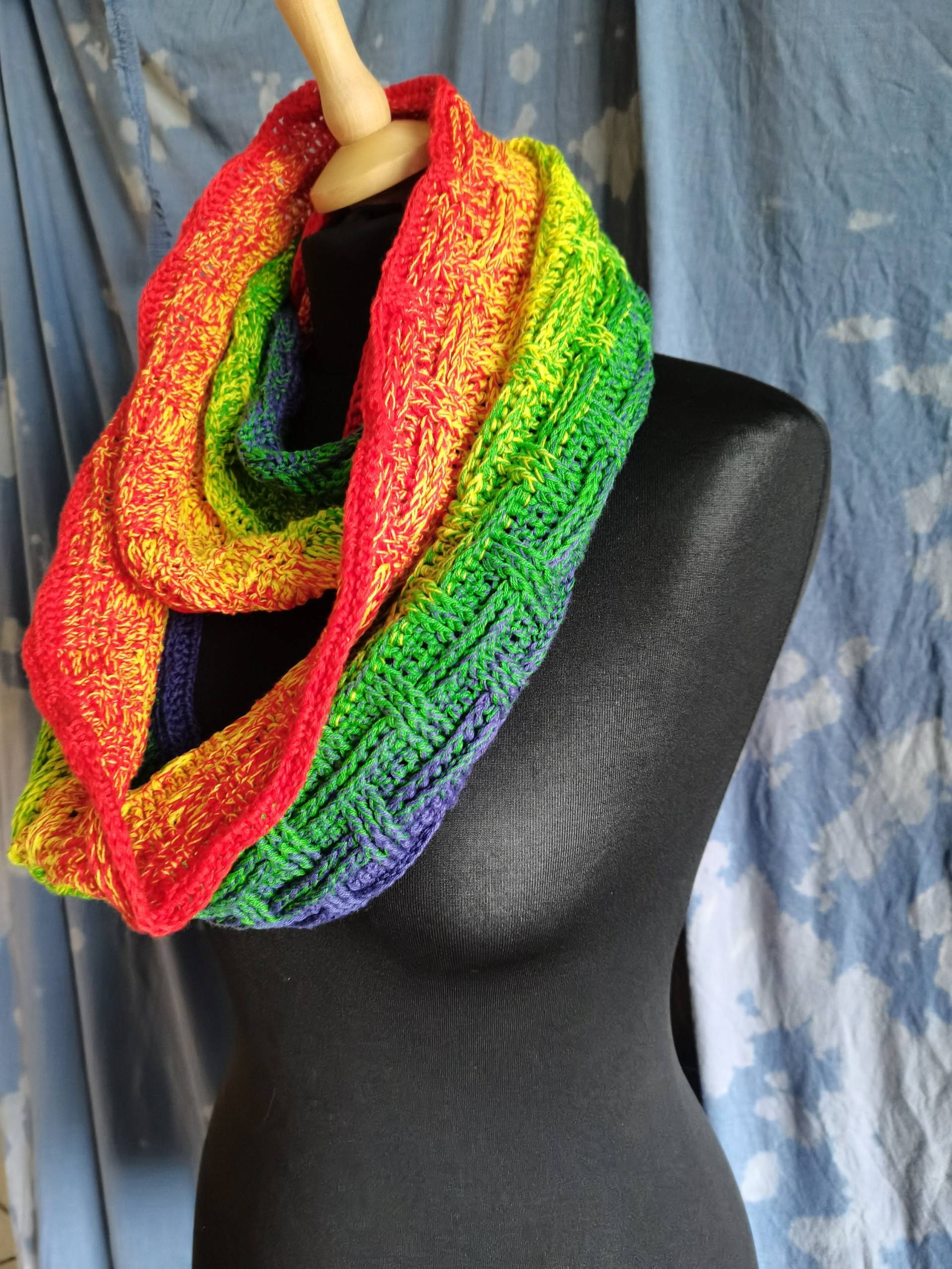 Helena Loopschal Im Webmuster, Wunderschöner Regenbogen Loopschal, Aus Baumwolle, Etwa 20 cm Hoch Und 145 Lang Loop Helena Loopschal Im Webmuster, Wunderschöner Regenbogen Loopschal, Aus Baumwolle, Etwa 20 cm Hoch Und 145 Lang Loop von Lillyslittlecreature