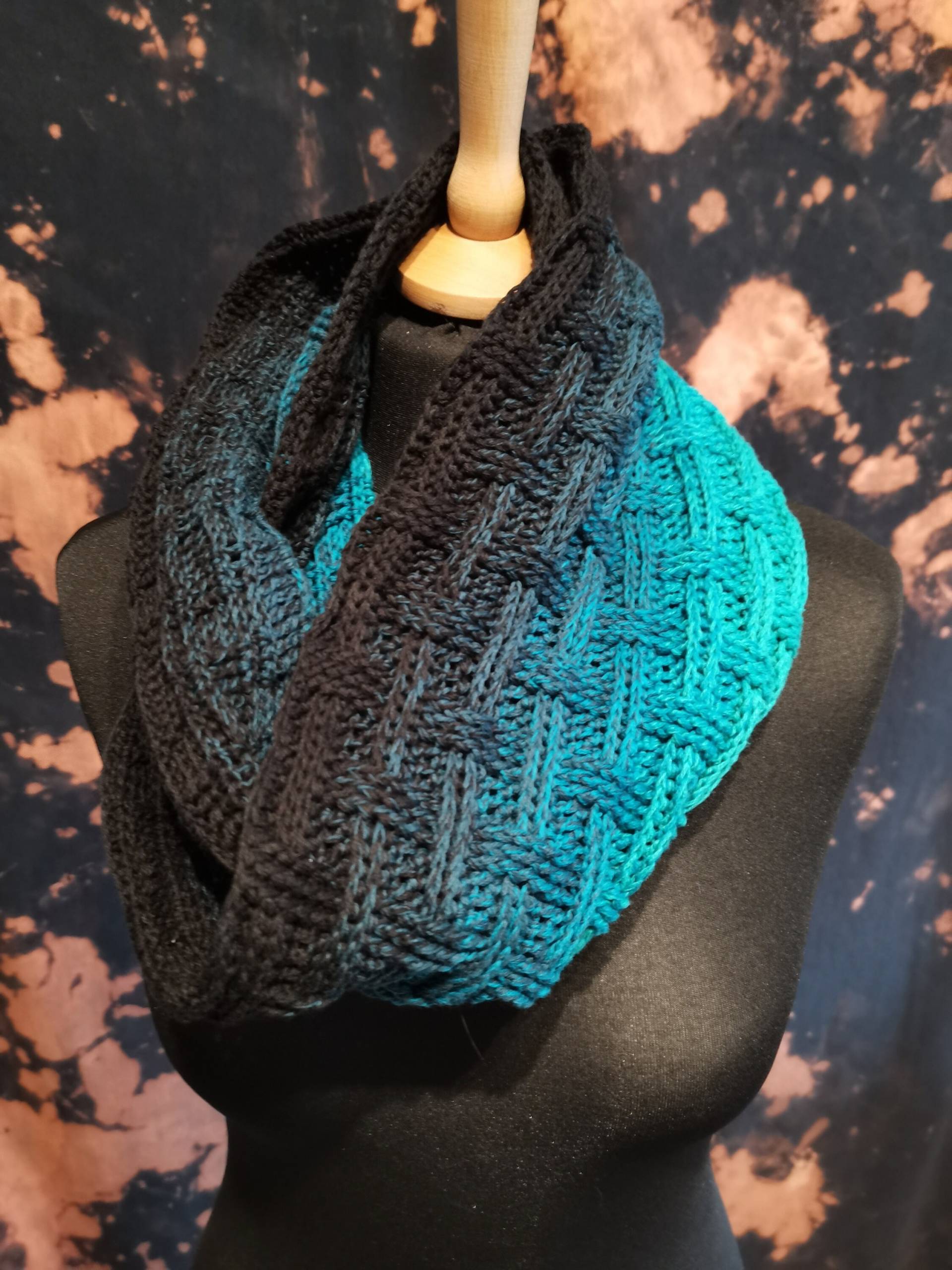 Helena Loopschal Im Webmuster, Wunderschöner Schwarz/Türkiser Loopschal, Aus Baumwolle, Etwa 20 cm Hoch Und 145 Lang Loop Helena Loopschal Im Webmuster, Wunderschöner Schwarz/Türkiser Loopschal, Aus Baumwolle, Etwa 20 cm Hoch Und 145 Lang Loop von Lillyslittlecreature