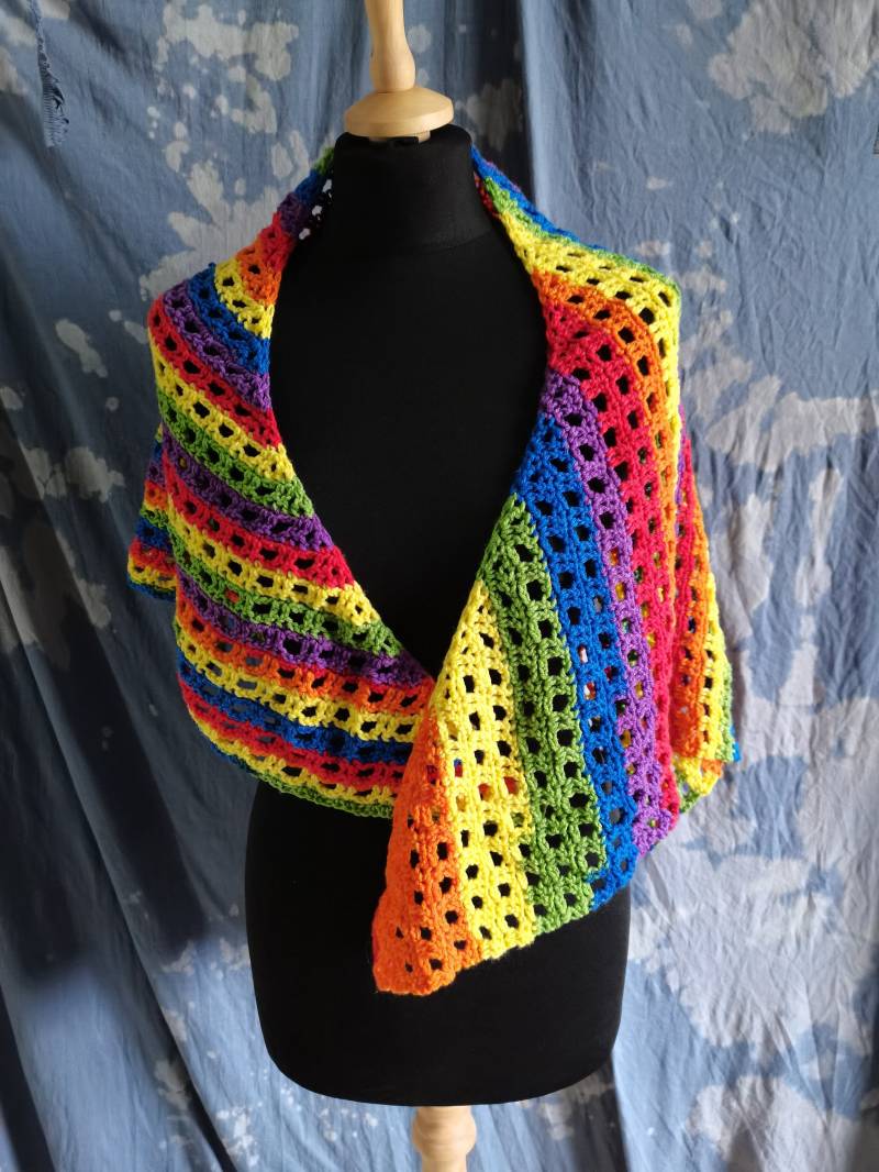 Regenbogen Dreieckstuch, Asymmetrisch, 140cm X 85cm, Stola, Regenbogen, Kunterbunt, Polyakryl, Weich Regenbogen Dreieckstuch, Asymmetrisch, 140cm X 85cm, Stola, Regenbogen, Kunterbunt, Polyakryl, Weich von Lillyslittlecreature