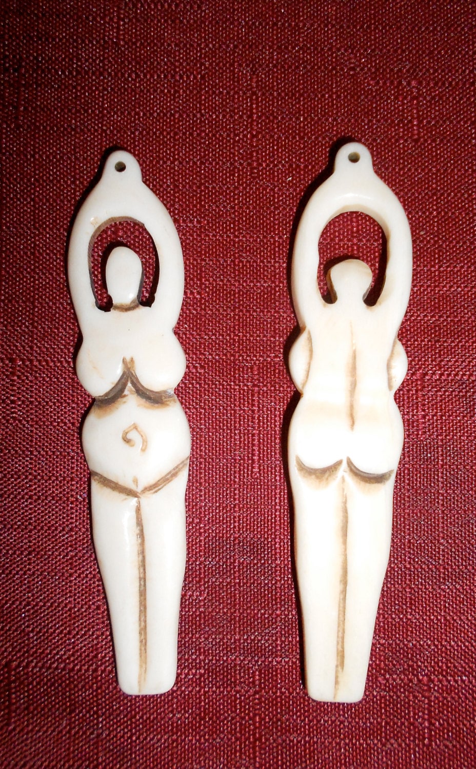 3 "3/4 Mutter Natur Göttin Hand Geschnitzte Knochen Anhänger 3 "3/4 Mutter Natur Göttin Hand Geschnitzte Knochen Anhänger von Lilpicker
