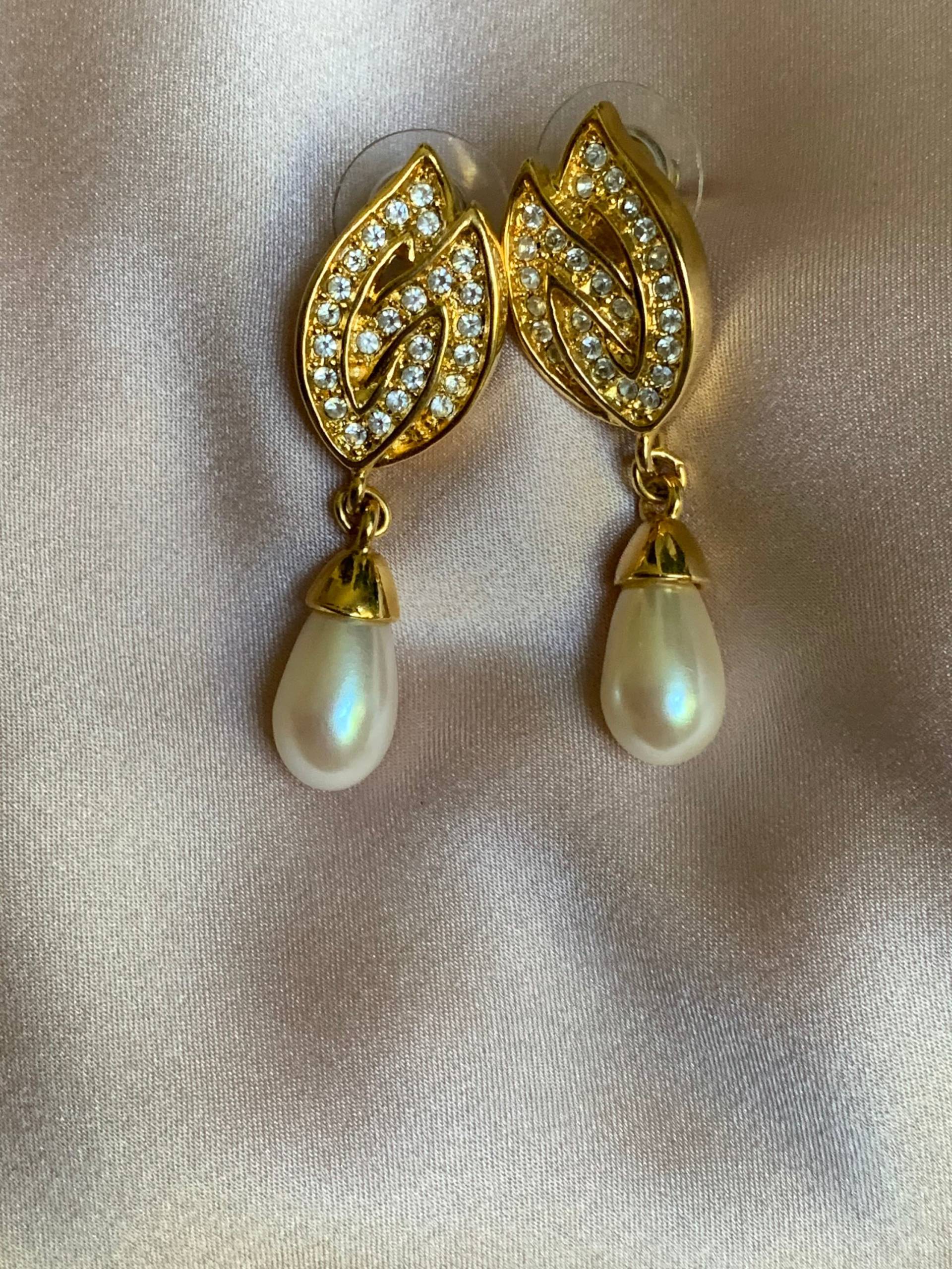 Vintage 90Er Jahre Monet Elegante Gold Ton Faux Perle Knopf Ohrringe von LiluLoveVintage