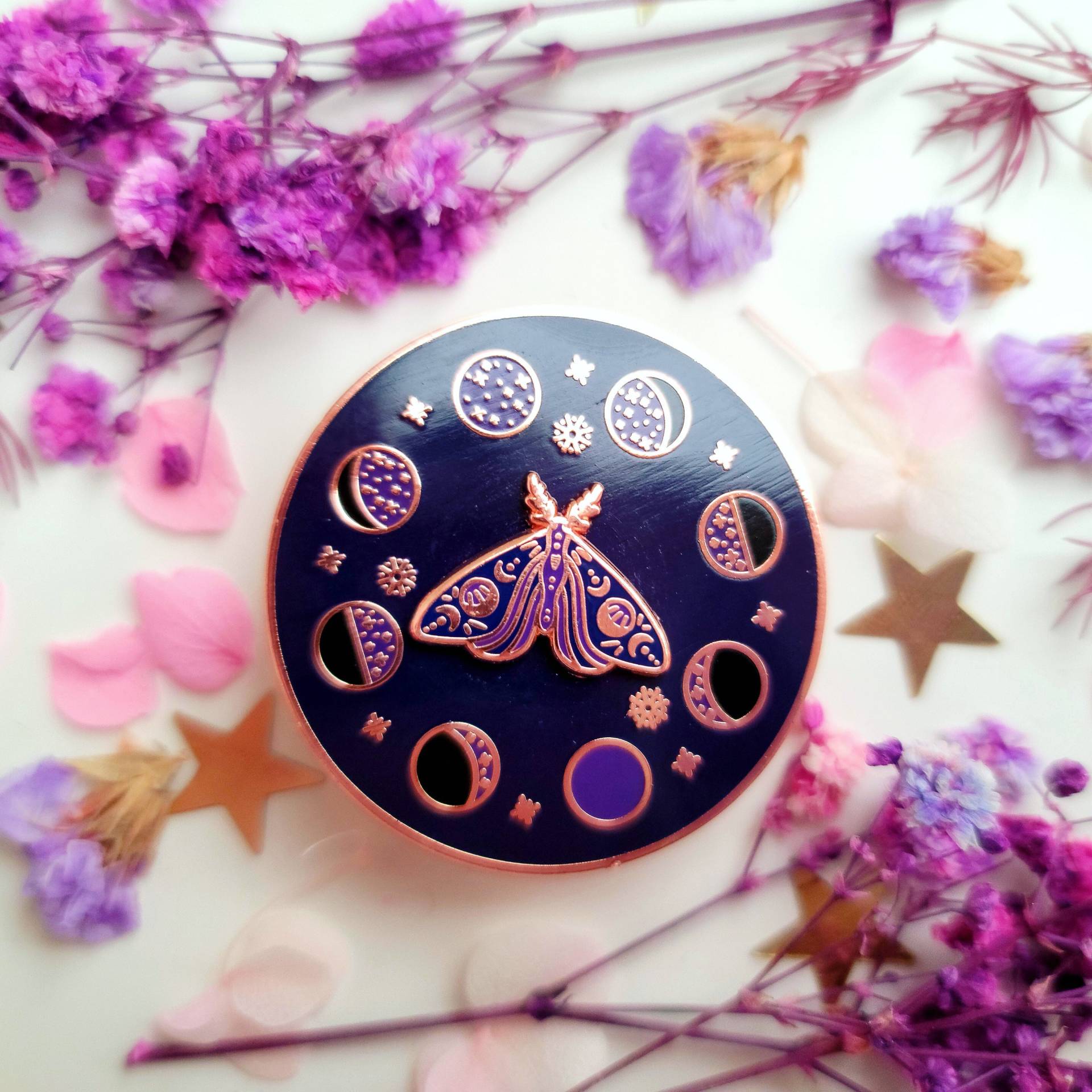 Spinning Moth Luna Phase Emaille Pin - Cosmic Witch Kollektion Spinning Moth Luna Phase Emaille Pin - Cosmic Witch Kollektion von LilyBrookLane