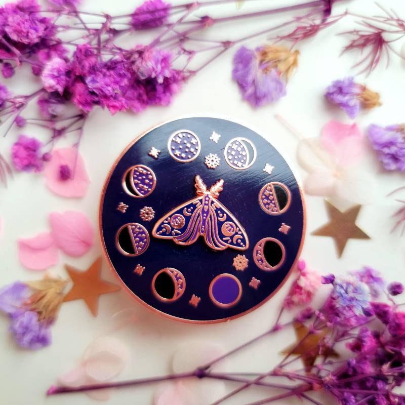 Spinning Moth Luna Phase Emaille Pin - Cosmic Witch Kollektion von LilyBrookLane