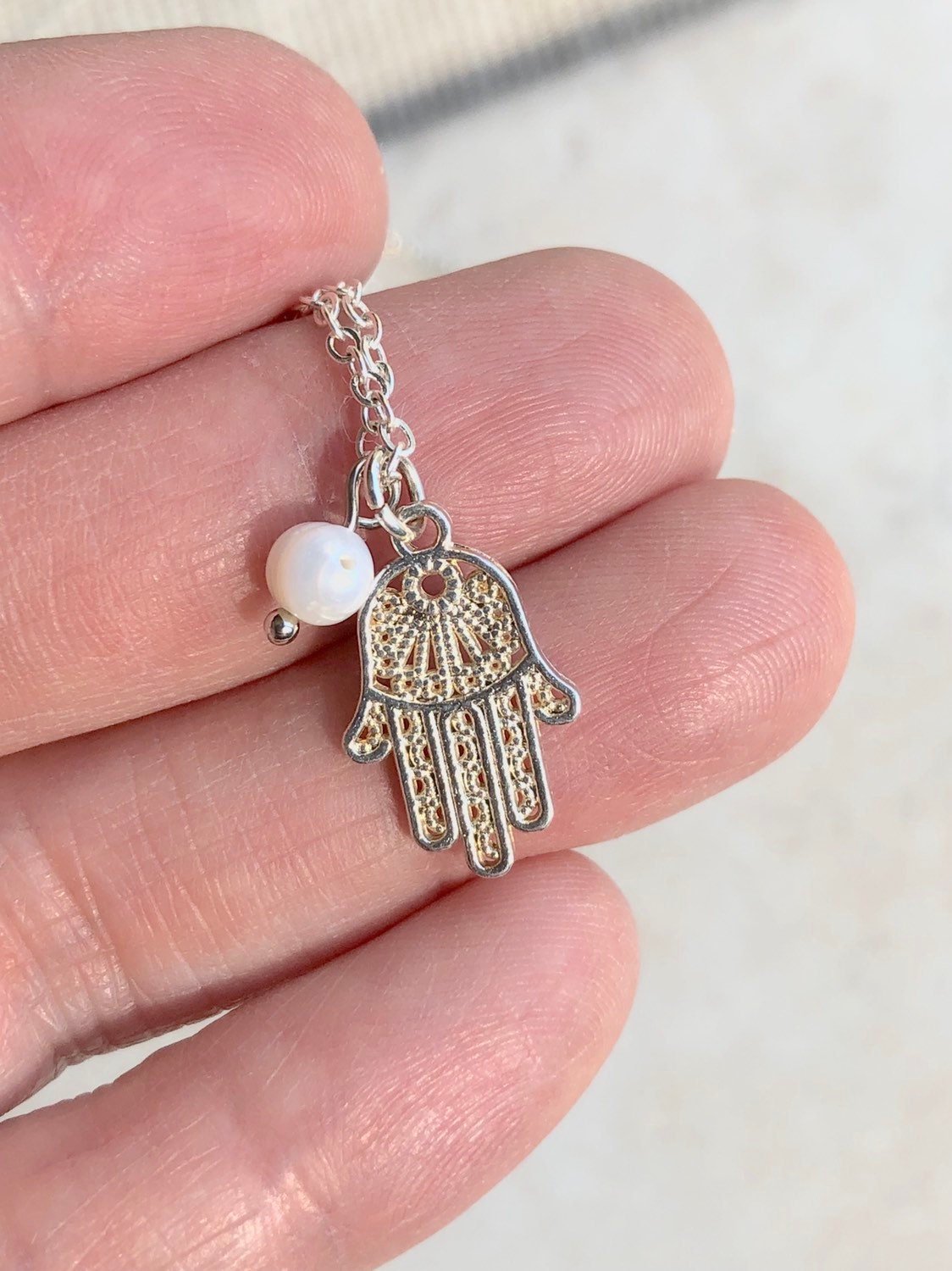Hamsa Halskette, Schutz Bedeutungsvolle Halsketten Für Frauen, Kaballah Schmuck, Achtsamkeit Geschenk, Minimalist Halskette Beste Freundin Hamsa Halskette, Schutz Bedeutungsvolle Halsketten Für Frauen, Kaballah Schmuck, Achtsamkeit Geschenk, Minimalist Halskette Beste Freundin von LilyDailyBoutique