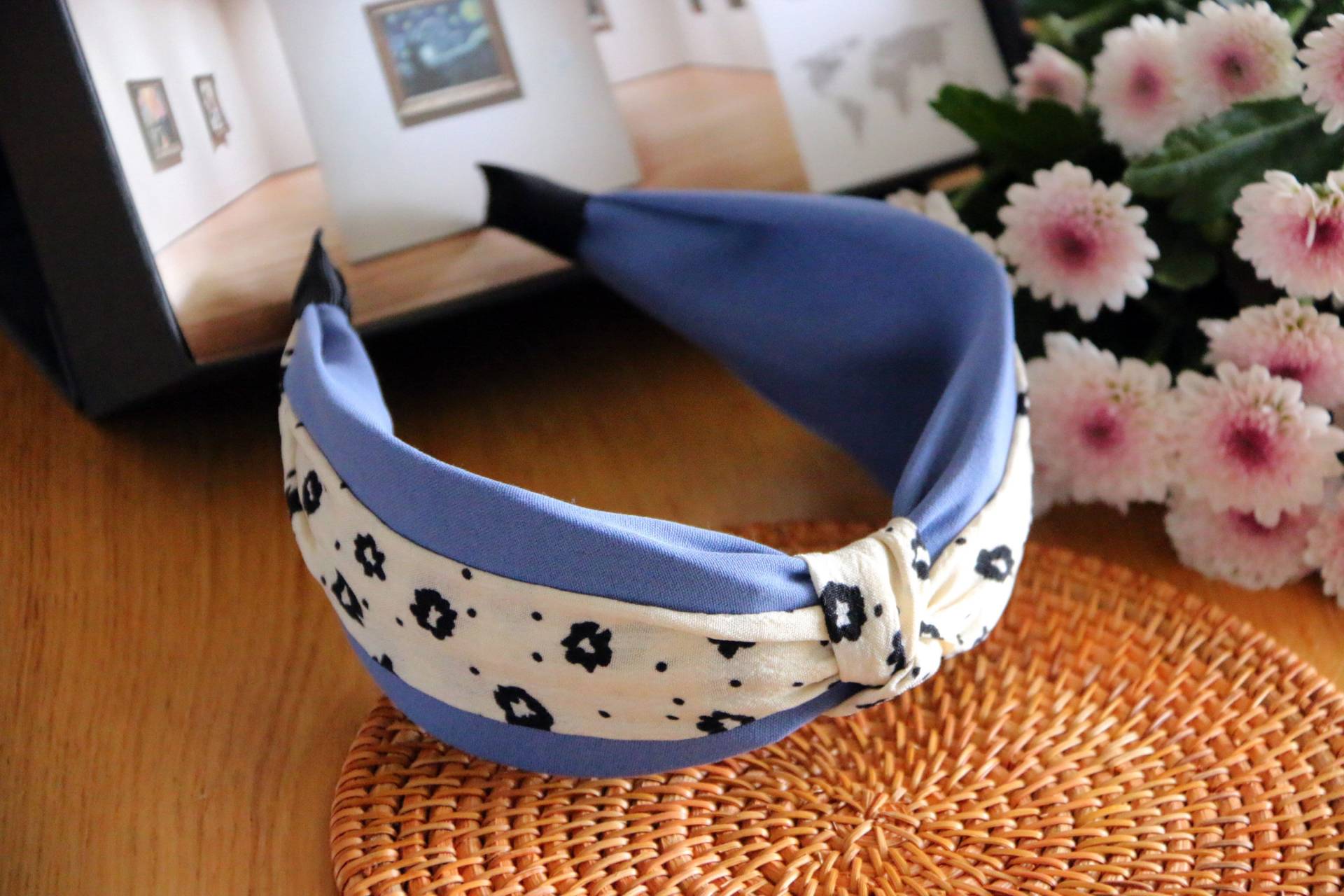 Schwarzes Blumen Stirnband, Breites Stirnband Mit Knoten Vorne, Blaues Musselin Kreuzknoten, Baumwoll Haarband Für Frauen, Elegantes Frauen von LilyFashionStudio