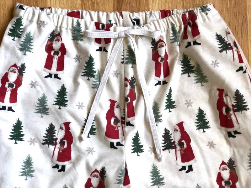 Flanell-Olde Time Santa Auf Cremefarbener Flanell-Pyjama-Hose, Pj's, Lounge-Hose, Passende Familie Erhältlich Für Erwachsene Von Xs-Xxl von LilyGraceDesign2