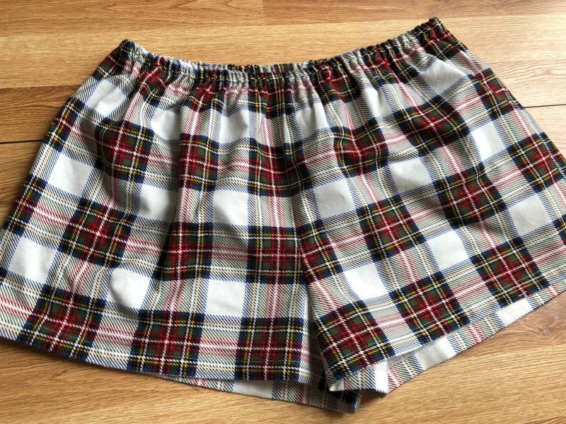 Weihnachten Tartan Plaid Flanell Pyjama Shorts, Schlafshorts von LilyGraceDesign2