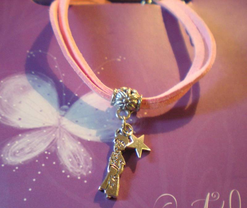 Mädchenarmband Aus Rosa Wildleder Mit „Kleiner Prinz"-Silbermetall von LilyMarguerite