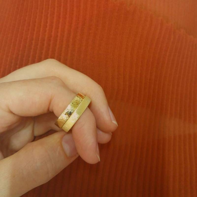 Gold Gehämmertes Ehering Dieser 18Ct Gehämmerte Ehering Ist Von Lily Mccallin in London Entworfen von LilyMcCallin
