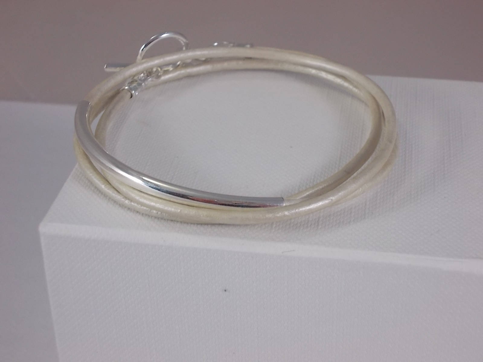 Creme Metallic Lederarmband, Freundschaftsarmband Leder, Tube Armband Silber, Wickelarmband, Perlen Lederarmband. Bff Creme Metallic Lederarmband, Freundschaftsarmband Leder, Tube Armband Silber, Wickelarmband, Perlen Lederarmband. Bff von LilyMoJewellery