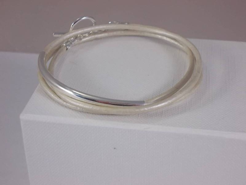 Creme Metallic Lederarmband, Freundschaftsarmband Leder, Tube Armband Silber, Wickelarmband, Perlen Lederarmband. Bff Creme Metallic Lederarmband, Freundschaftsarmband Leder, Tube Armband Silber, Wickelarmband, Perlen Lederarmband. Bff von LilyMoJewellery