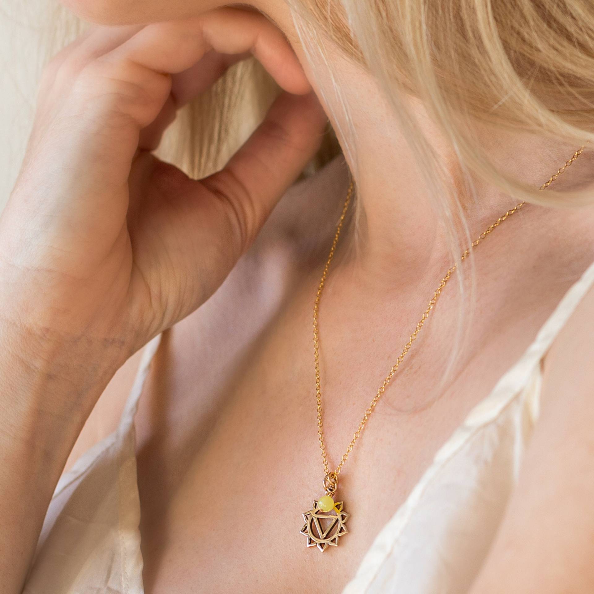Gold Solar Plexus Anhänger Mit Zitronen Jaspis Stein Gold Solar Plexus Anhänger Mit Zitronen Jaspis Stein von LilyMoJewellery