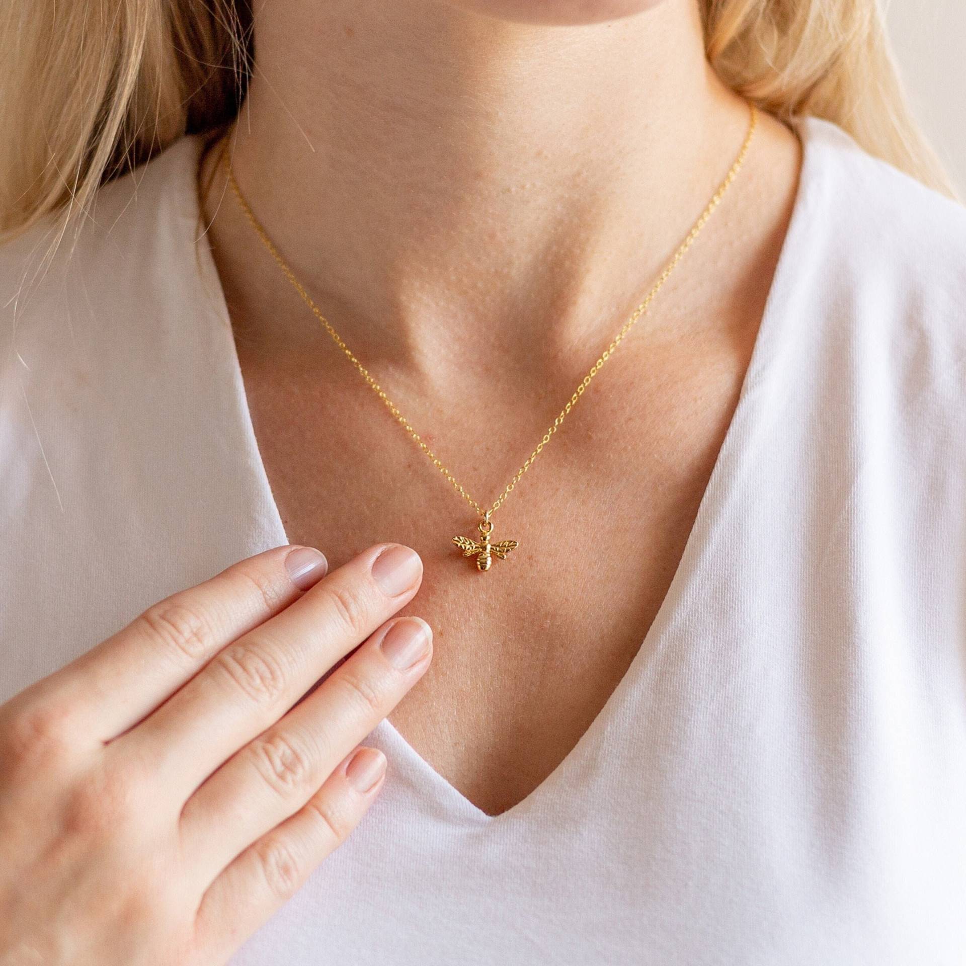 Gold Vermeil Halskette Mit Bienen-Anhänger Gold Vermeil Halskette Mit Bienen-Anhänger von LilyMoJewellery