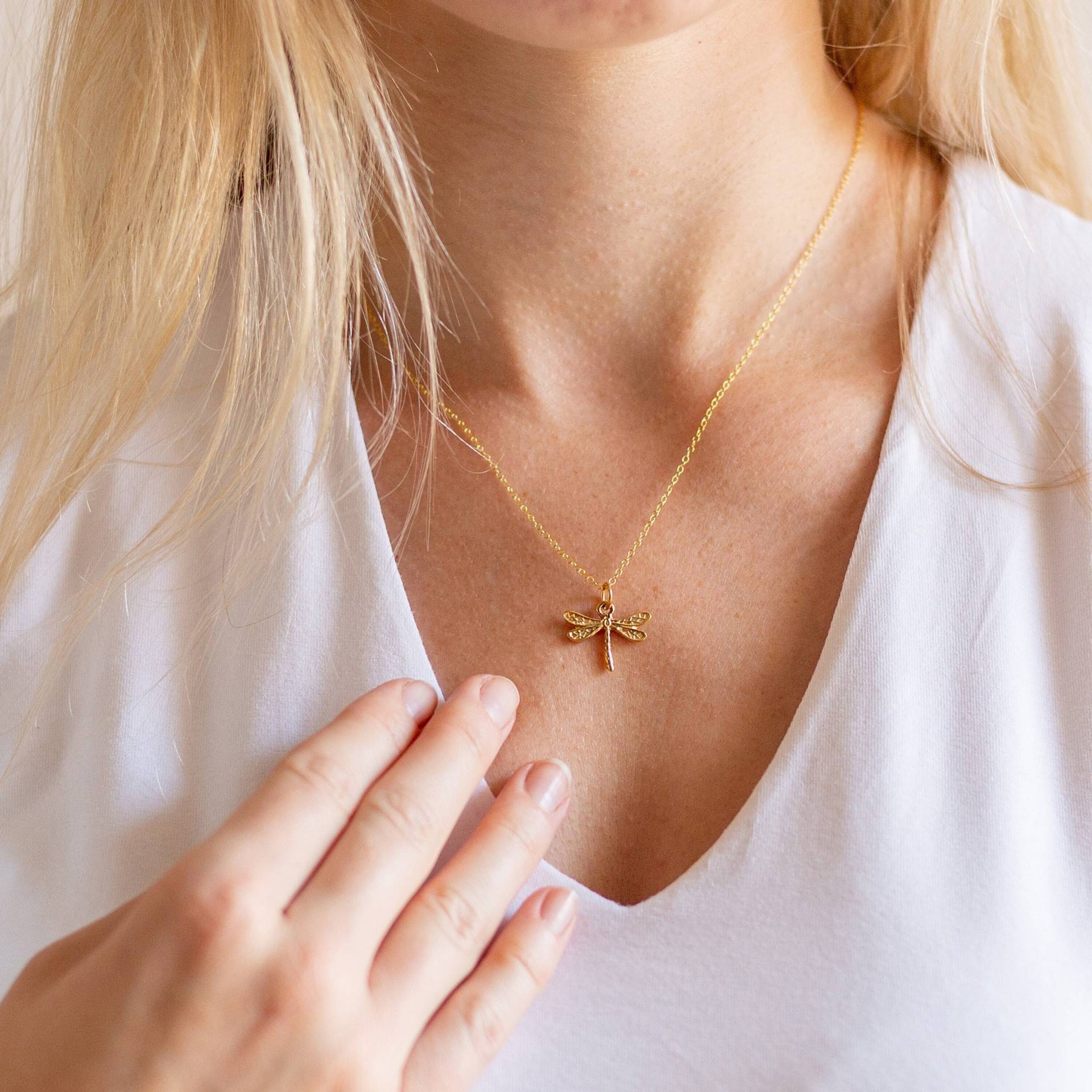Goldfarbene Libelle Anhänger Halskette Goldfarbene Libelle Anhänger Halskette von LilyMoJewellery