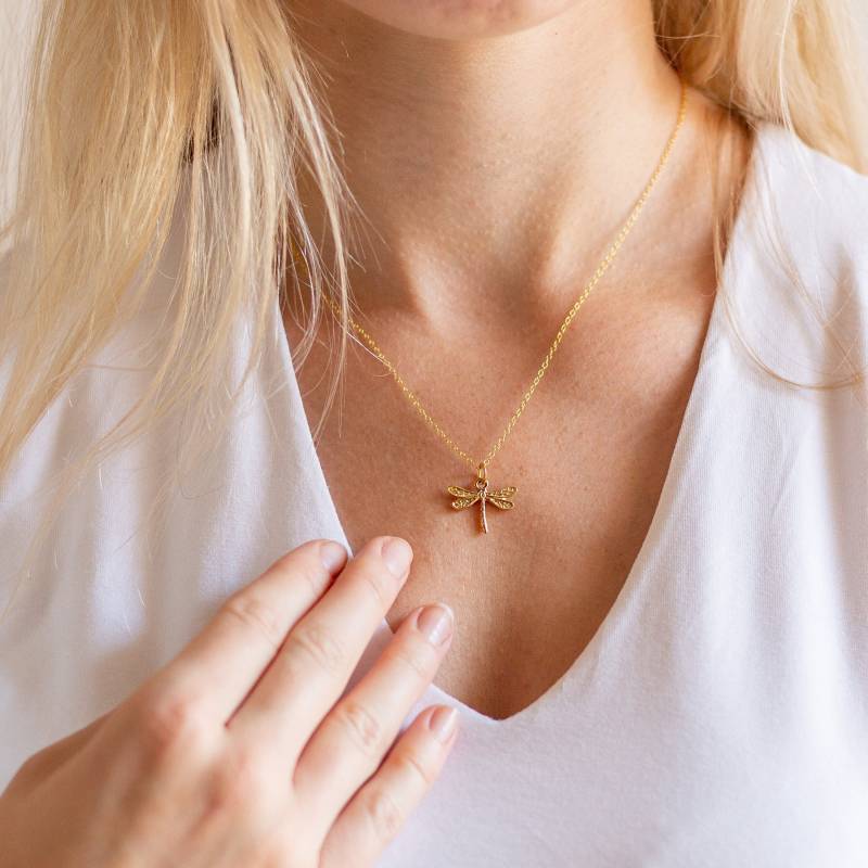 Goldfarbene Libelle Anhänger Halskette Goldfarbene Libelle Anhänger Halskette von LilyMoJewellery