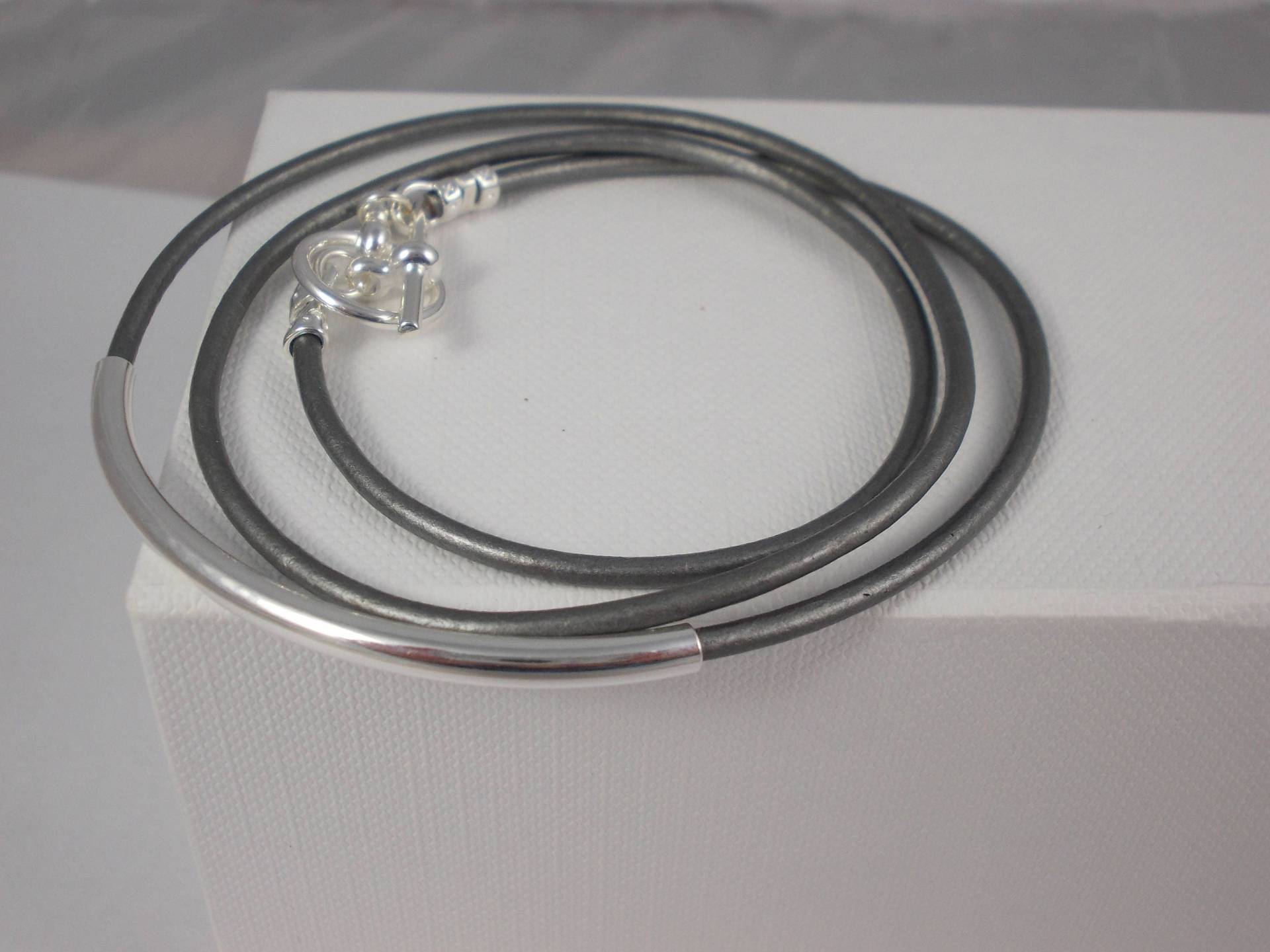 Lederarmband in Metallic-Optik. Wickelarmband, Stabarmband, Schlaucharmband. Lederwickel Silber-Metallic Lederarmband in Metallic-Optik. Wickelarmband, Stabarmband, Schlaucharmband. Lederwickel Silber-Metallic von LilyMoJewellery