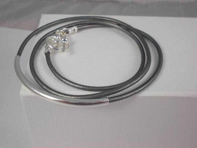 Lederarmband in Metallic-Optik. Wickelarmband, Stabarmband, Schlaucharmband. Lederwickel Silber-Metallic Lederarmband in Metallic-Optik. Wickelarmband, Stabarmband, Schlaucharmband. Lederwickel Silber-Metallic von LilyMoJewellery