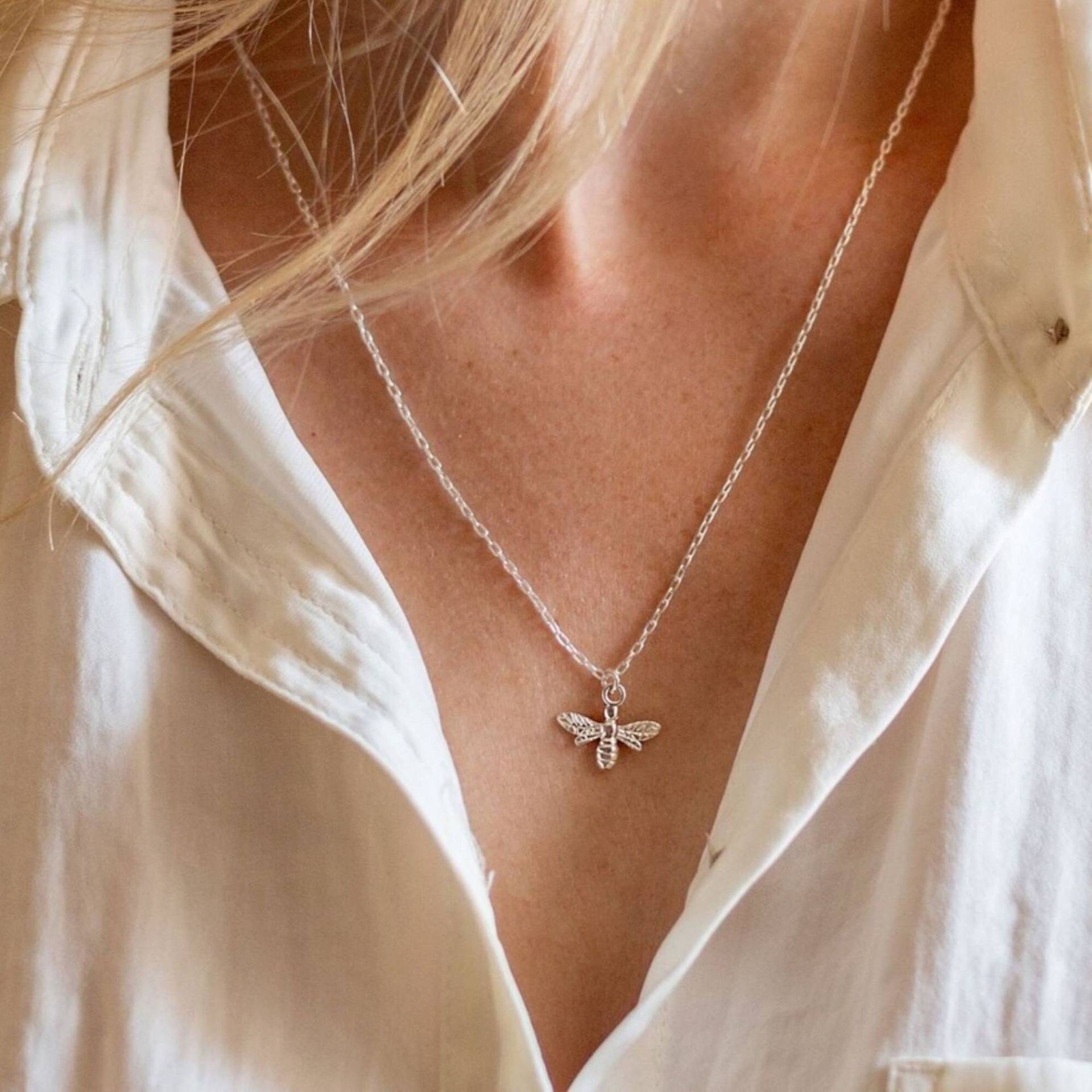 sterling Silber Biene Charme Halskette, Natur Inspiriert Geschenk sterling Silber Biene Charme Halskette, Natur Inspiriert Geschenk von LilyMoJewellery