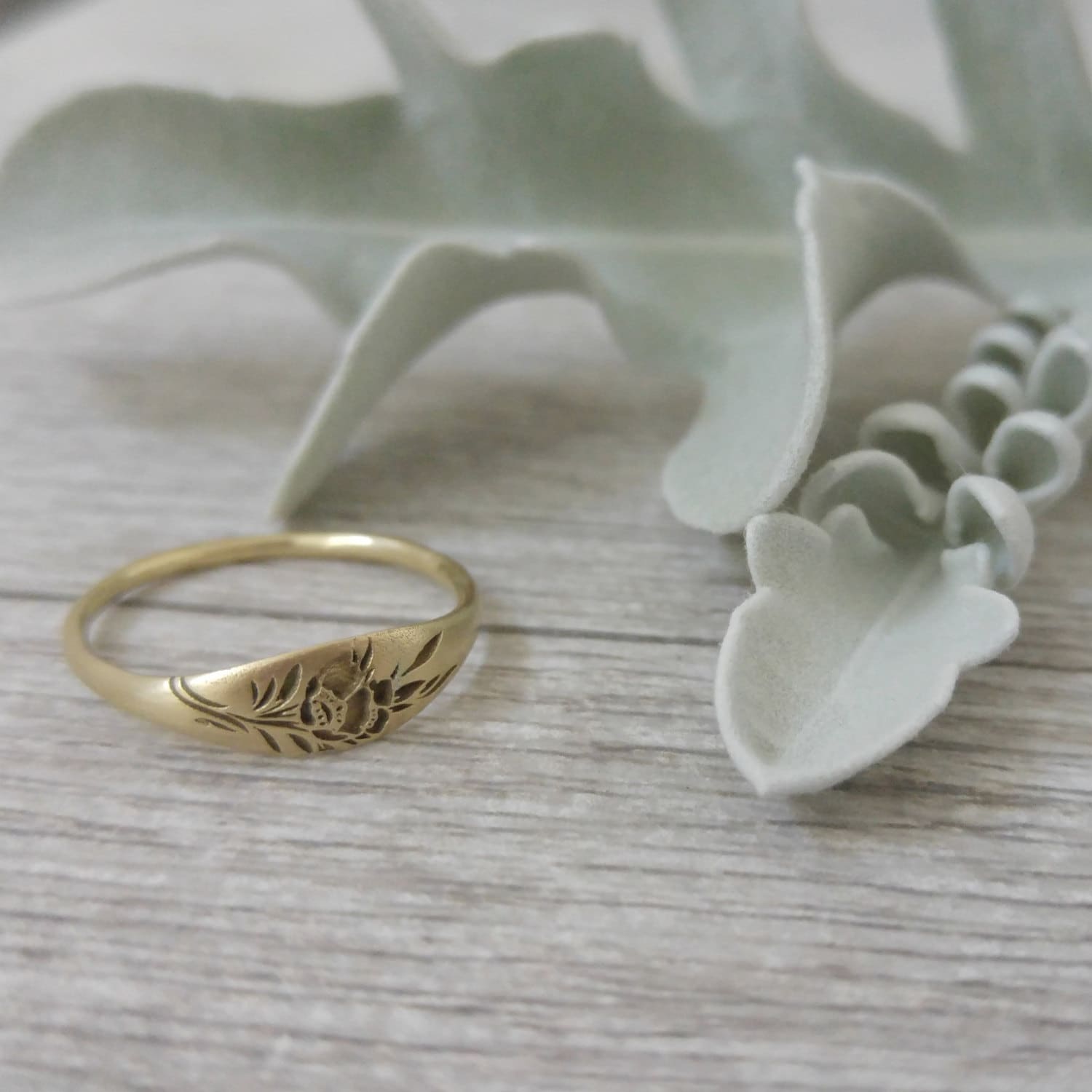 Gold Blume Ring, Vintage-stil Siegelring Für Frauen, Einzigartige Ehering, 14K Blumen von LilyandDahlia