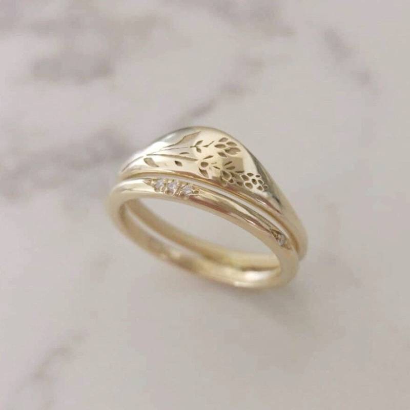 Lavendel Siegelring, Einzigartige Gold Ehering Set, Blumen , Personalisierte Geschenk Zum Valentinstag von LilyandDahlia