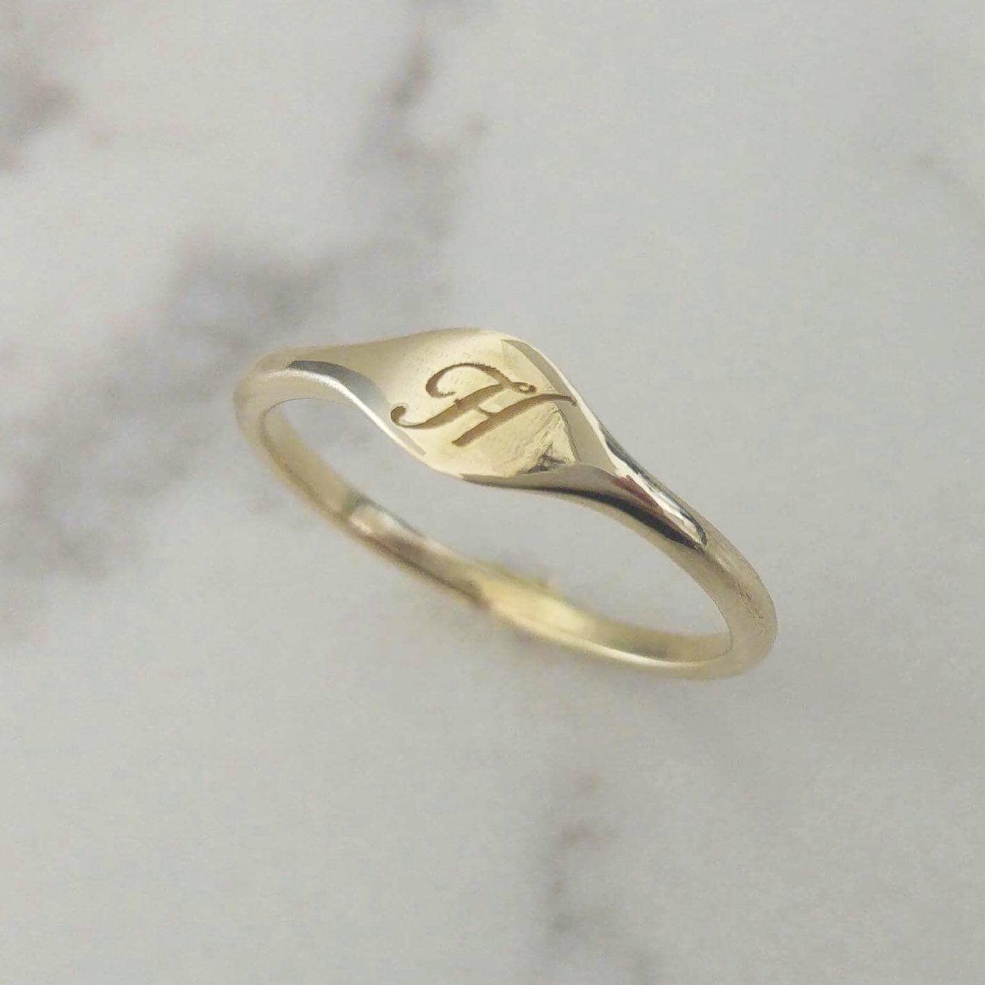 Monogramm Ring, Gold Siegelring, Gravierter Zierlicher Initialring, Personalisiertes Geschenk Zum Valentinstag, Siegelring von LilyandDahlia