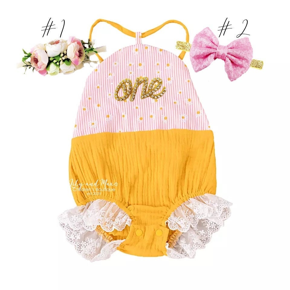 1. Geburtstag Gänseblümchen Baby Mädchen Strampler, Boho Chic Frühling Senf Outfit, Ein Rosa Gold Strampler Set von LilyandMax