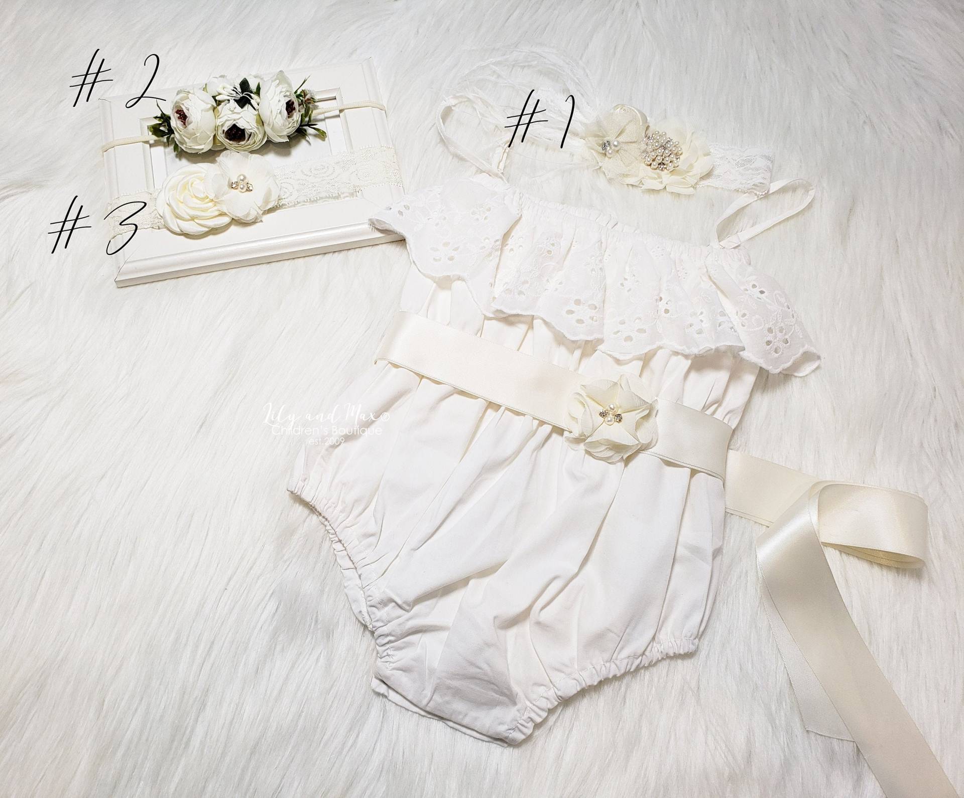 Boho Chic Aus Weißen Baby Mädchen Strampler, Boho Chic Weißer Spitze Outfit, 1. Geburtstag Taufe Strampler Set von LilyandMax