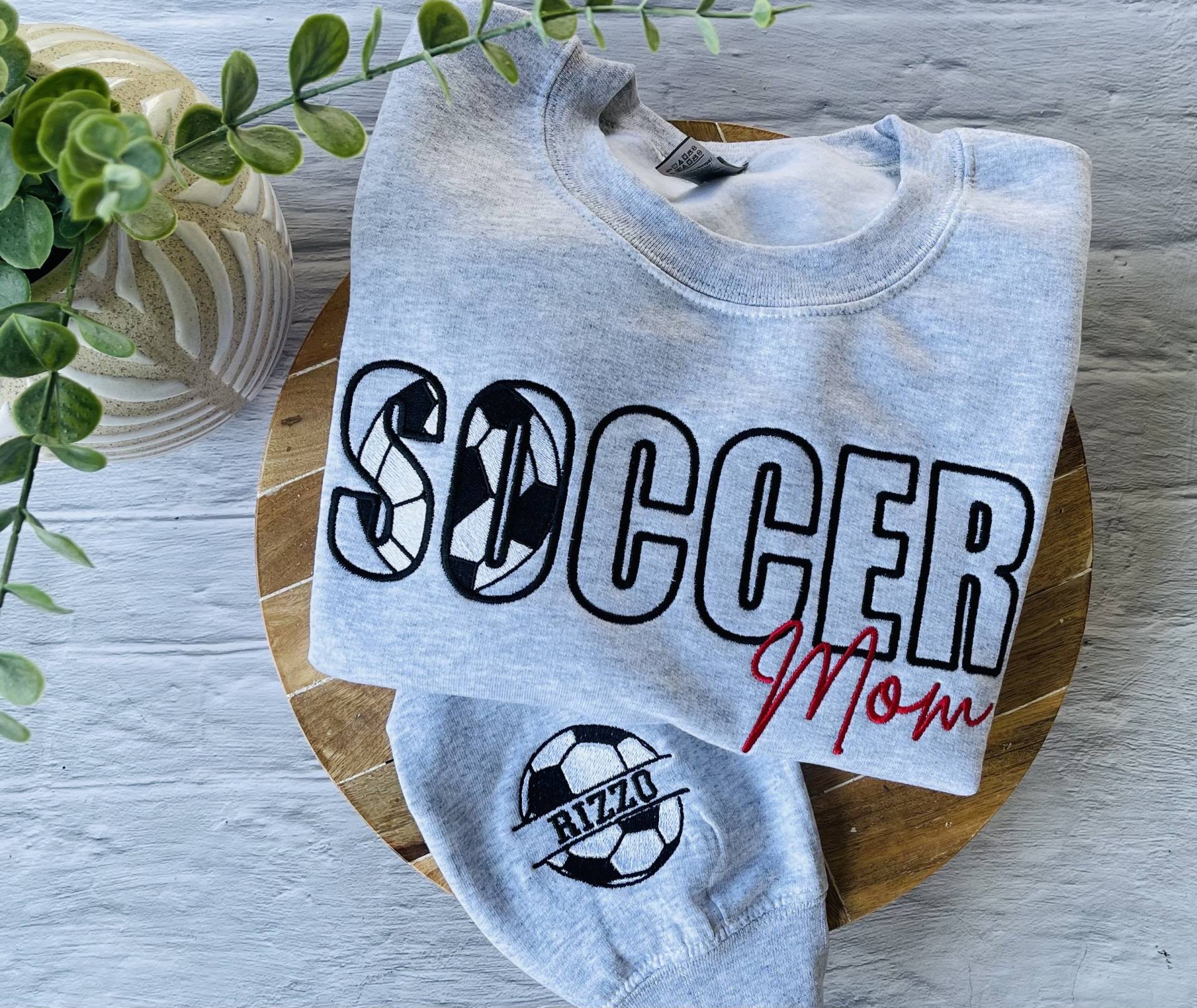 Fußball Mama Sweatshirt | Besticktes Mom Shirt Personalisiertes Fußball-Sweatshirt Hoodie von LilyandPoppyClothing