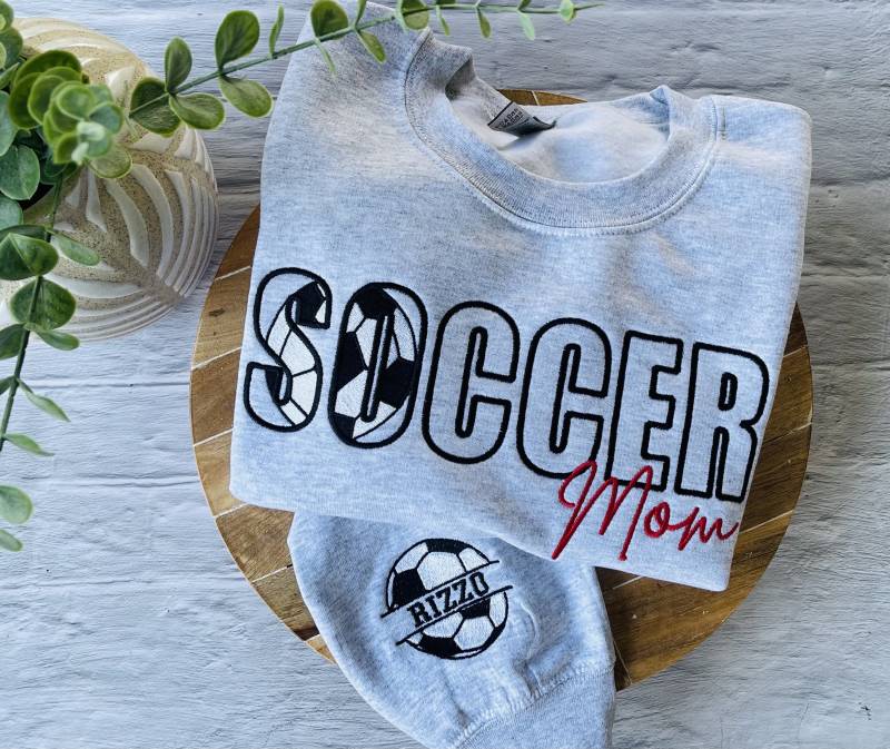 Fußball Mama Sweatshirt | Besticktes Mom Shirt Personalisiertes Fußball-Sweatshirt Hoodie von LilyandPoppyClothing
