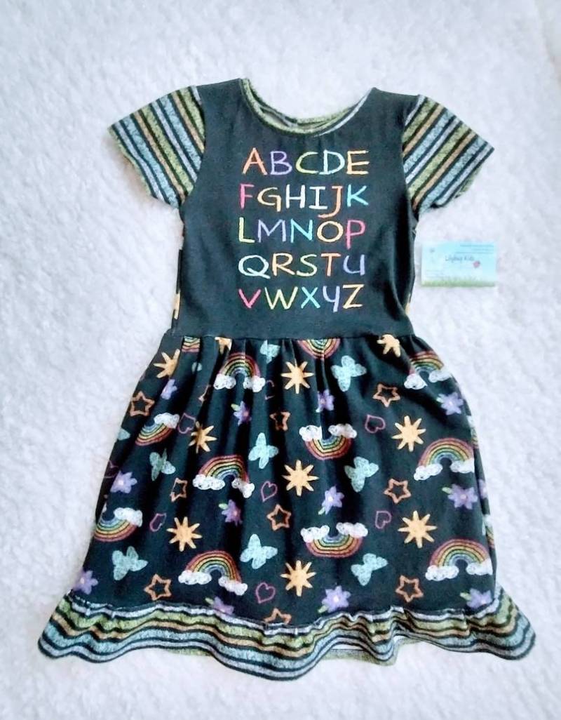 Schulrückwand Alphabet Kleid, Größe 5 von LilybugKids