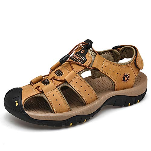 Lilychan Herren Walking Outdoor Sommersandalen Leder Atmungsaktive rutschfeste Wandersandalen Schutzkappe Geschlossene Zehen Fisherman Beach Schuhe (44 EU, Gold) von Lilychan