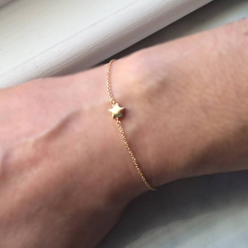 Neuer Artikel Goldfarbenes Armband Mit Kleinem Sternanhänger Neuer Artikel Goldfarbenes Armband Mit Kleinem Sternanhänger von LilyetRose