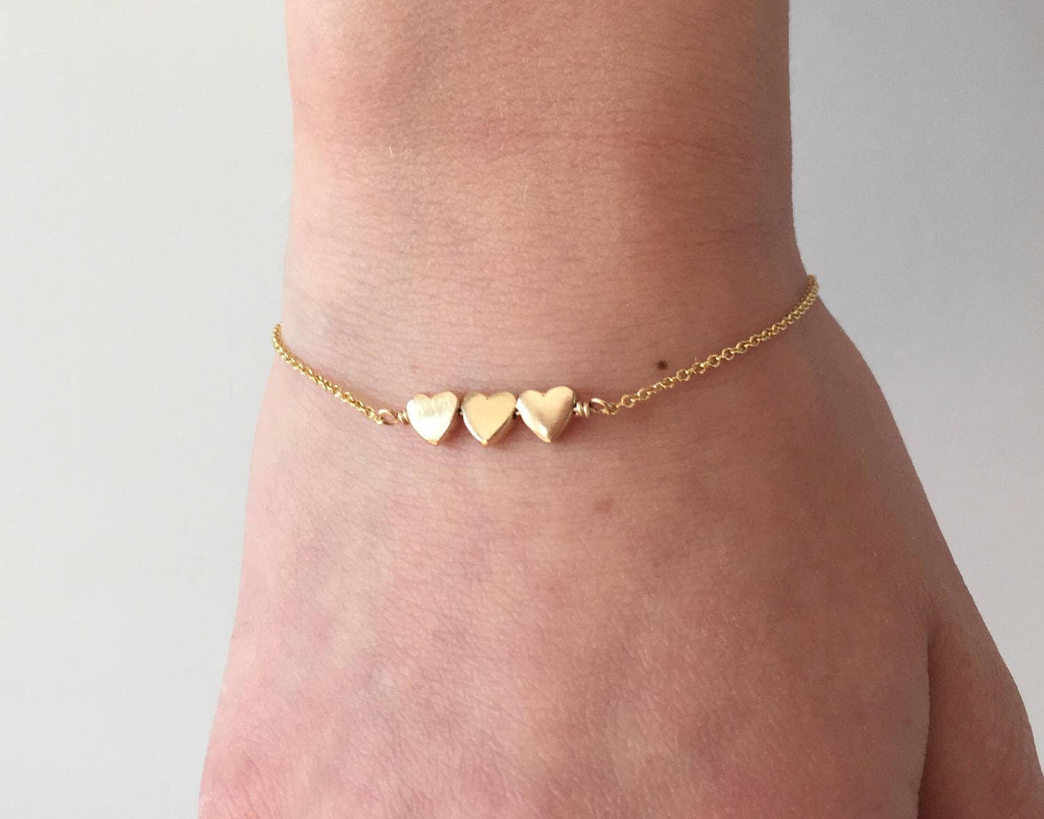 Neues Kleines Herz Gold Armband Mit Drei Kleinen Charms von LilyetRose