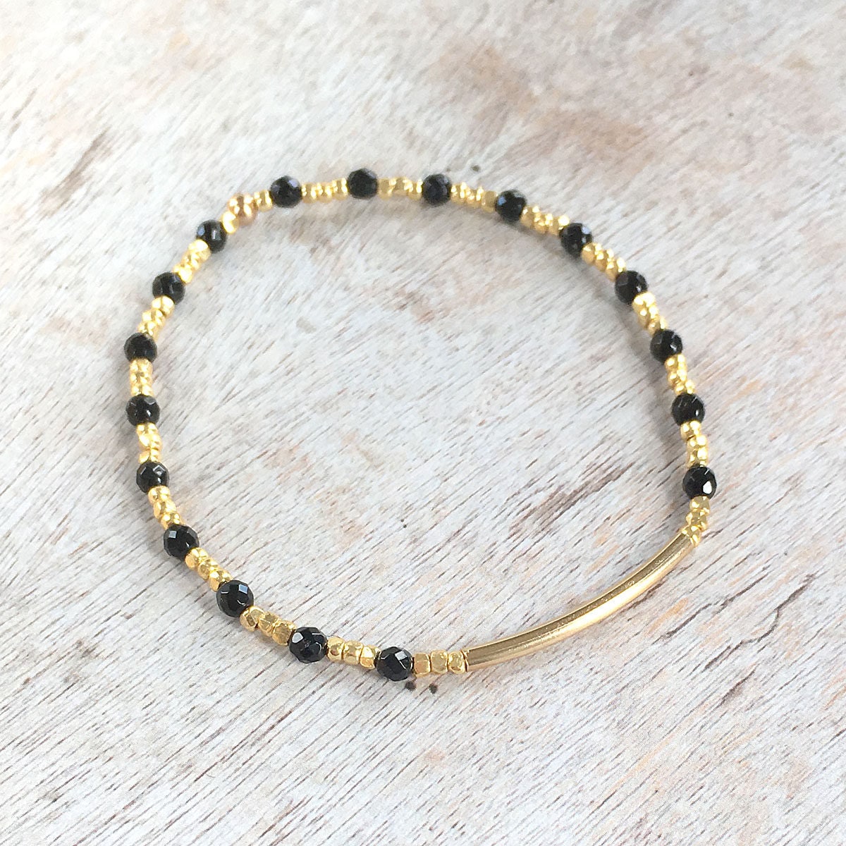 Schwarze Onyx Facettierte Runde Perle Und Goldnugget Stretch Armband von LilyetRose