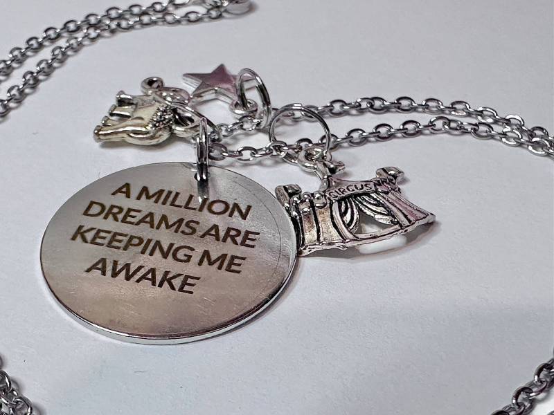 Greatest Show Man Inspired Halskette - "A Million Dreams Are Keeping Me Awake" Laser Gravierte Edelstahl von LilyfieldCreationsCo