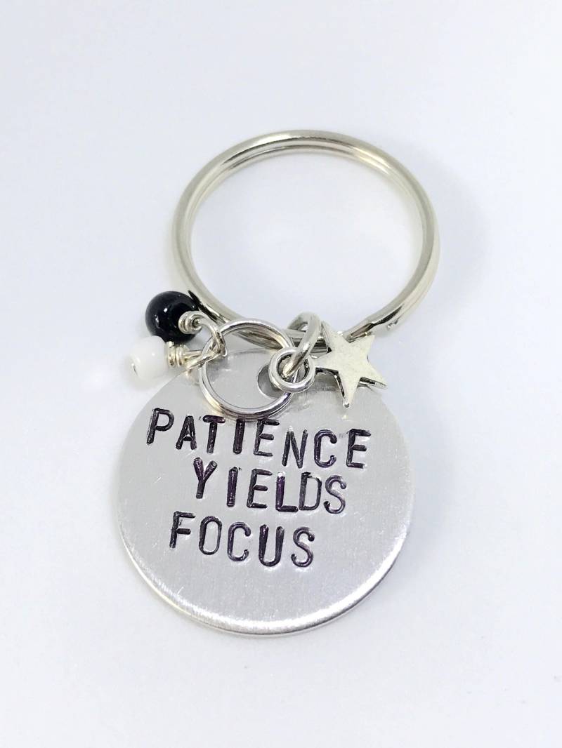 Voltron Legendäre Verteidiger Keith Shiro Inspiriert Handgestempelt Schlüsselanhänger - "Geduld Ergibt Fokus" von LilyfieldCreationsCo