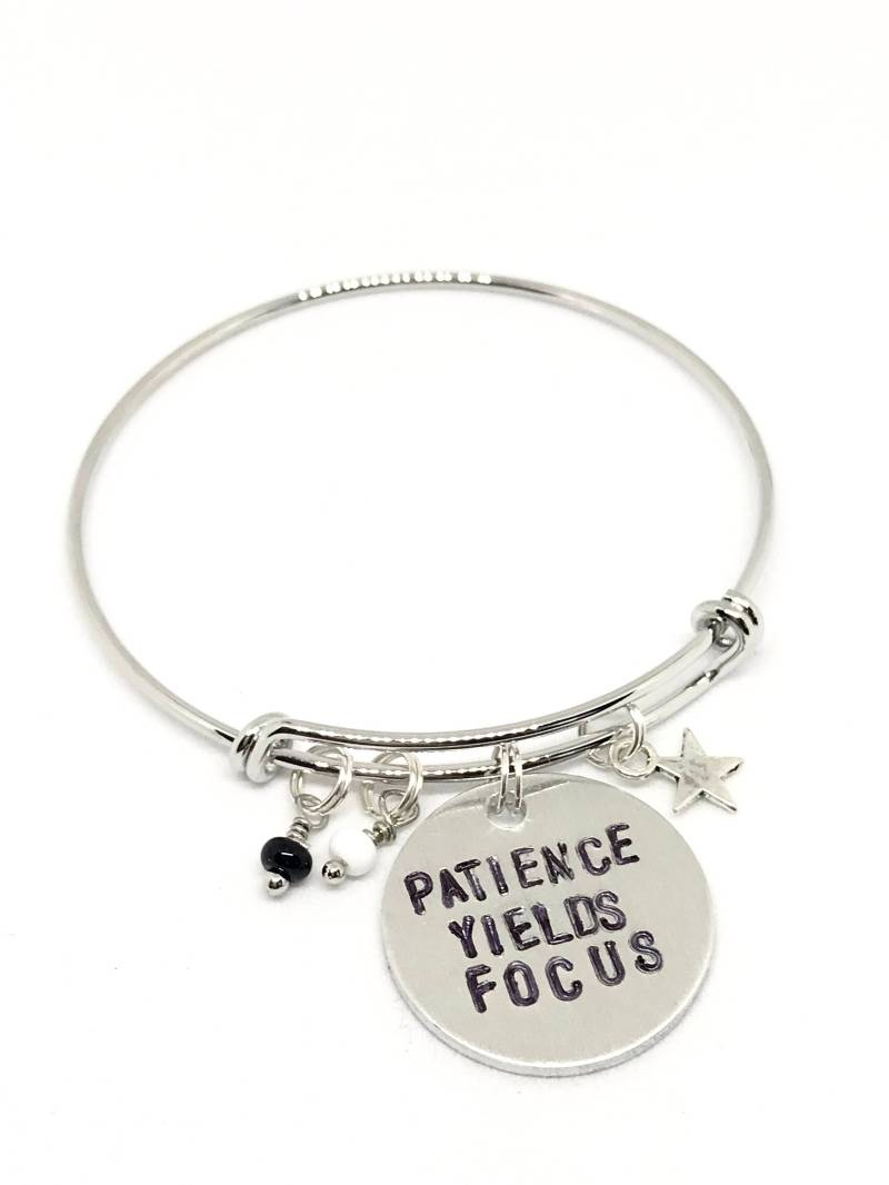 Voltron Legendäre Verteidiger Shiro Keith Inspiriert Handgestempelt Armreif - "Geduld Ergibt Fokus" von LilyfieldCreationsCo