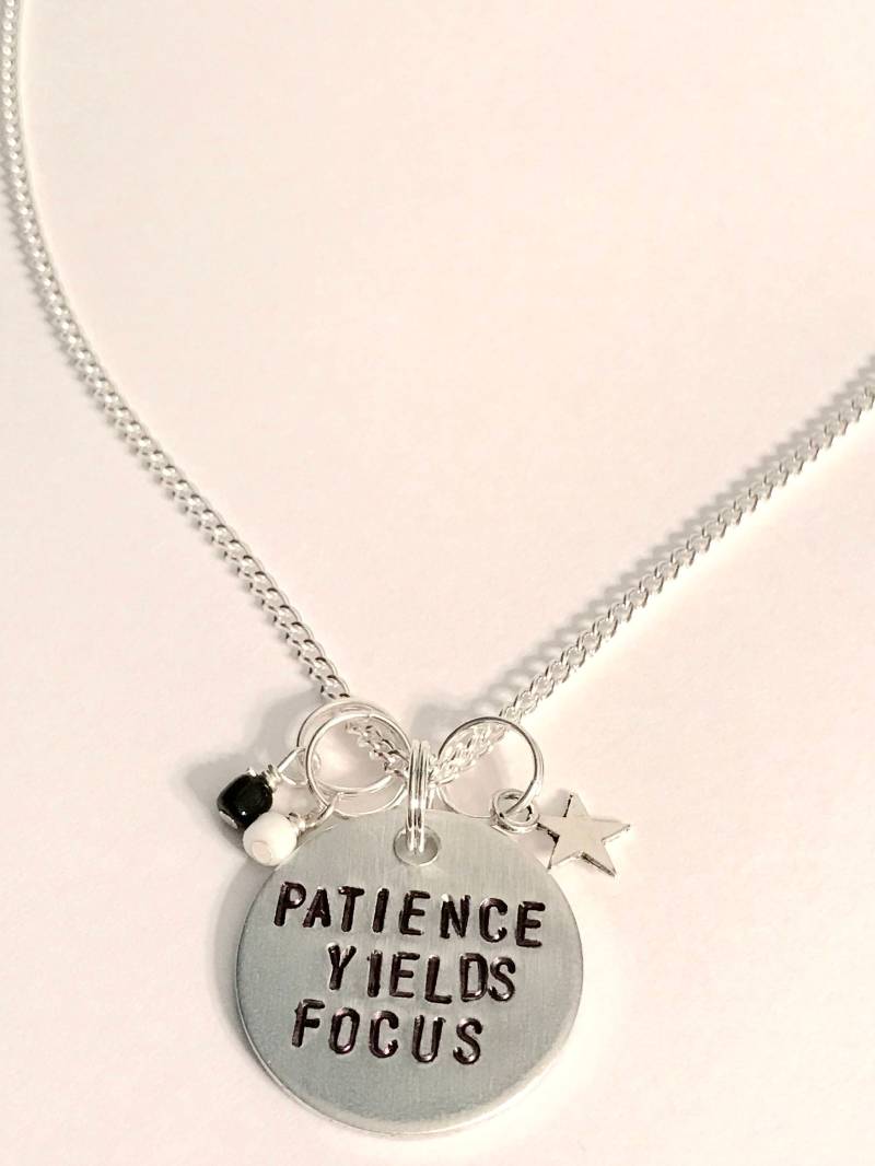 "Voltron Legendärer Verteidiger Shiro Keith Inspirierte Handgestempelte Halskette "Patience Yields Focus" von LilyfieldCreationsCo