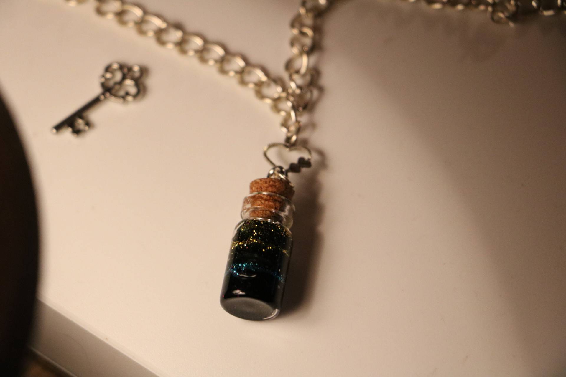 Halskette Flasche Dunkler Regenbogen Halskette Flasche Dunkler Regenbogen von Lilymagicreation