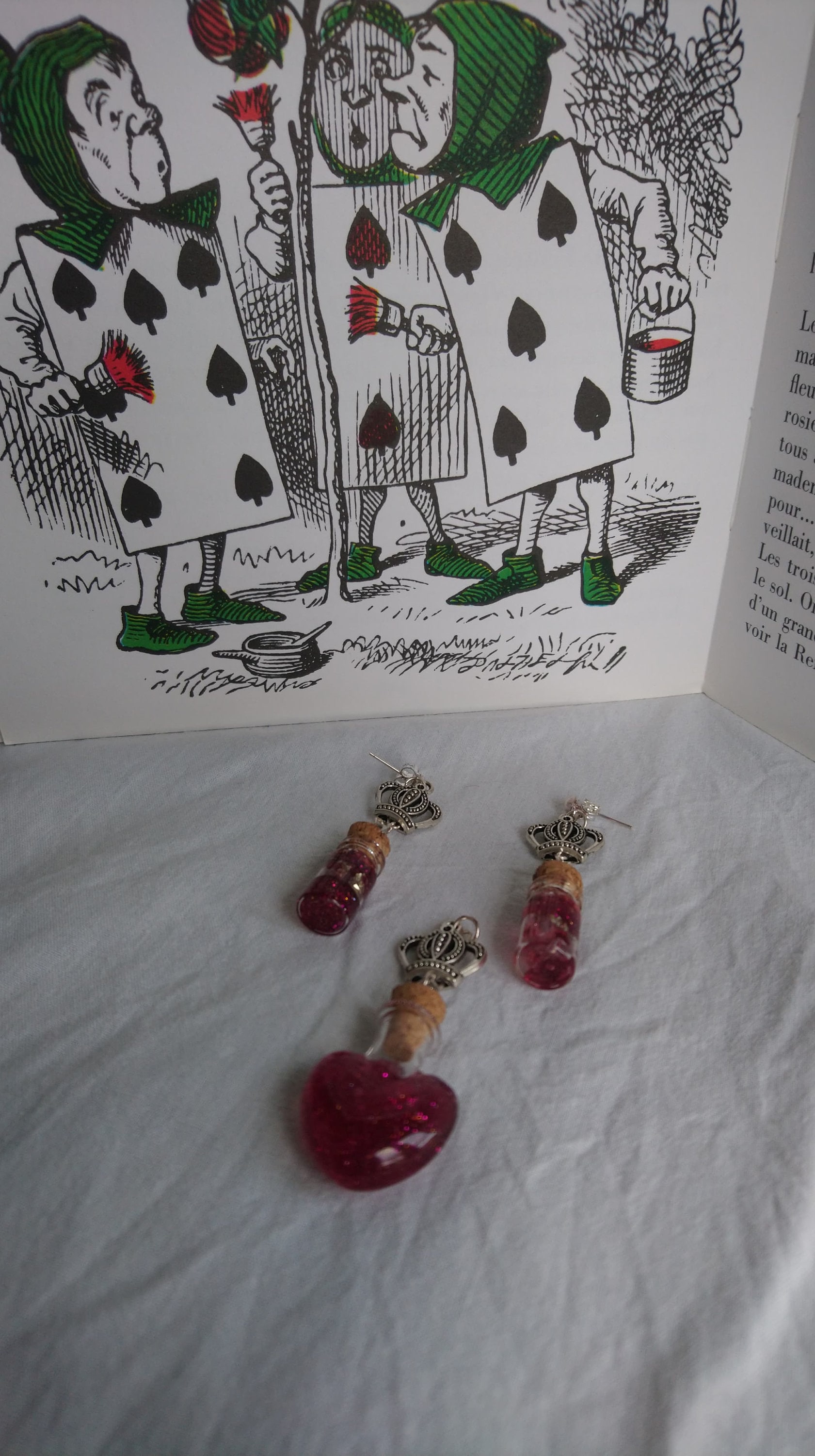 Herzkönigin -Alice Im Wunderland - Ohrring Und Flaschenanhänger Herzkönigin -Alice Im Wunderland - Ohrring Und Flaschenanhänger von Lilymagicreation