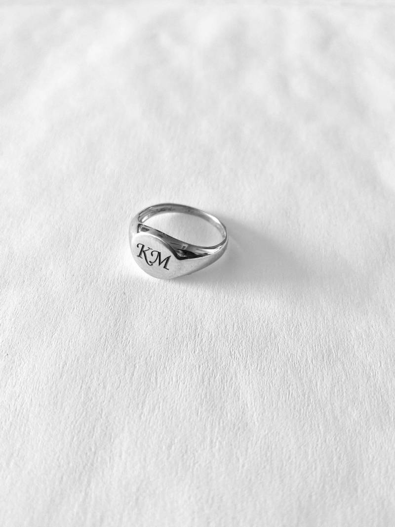 Personalisierter Ring, Jahr Graviert Anfangsring, Datumsgravur, Glückszahl. Buchstaben Pinky Handgemachtes Design von Limajewelry